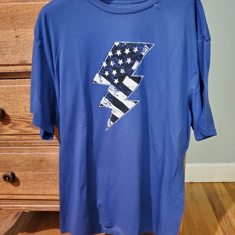 Men's flag lightening bolt tee shirt NWOT